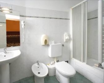 Hotel Le Tre Stazioni - ג'נואה - חדר רחצה