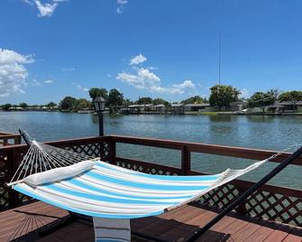 Great Location Waterfront, Heated Pool! Beautiful Sunsets, All Pets Stay Free! - Holiday - Balcony