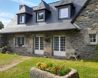 Gîte de charme 14 personnes labellisé Clévacances 3 étoiles - Taulé - Edificio