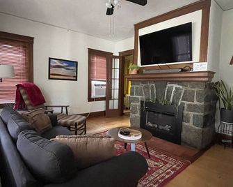 Saranac Lake Village Cure House - Saranac Lake - Living room