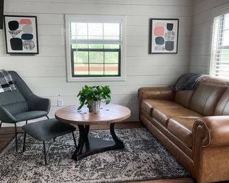 Upscale Cabin w/ Beach Near Lake of Egypt - Маріон - Вітальня