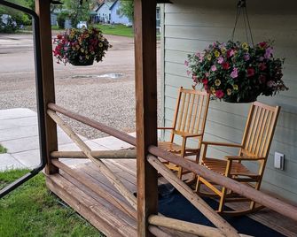 Sagebrush Inn and Suites - Broadus - Patio
