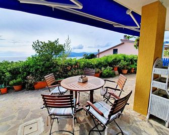 La Perla Del Golfo - Capoliveri - Innenhof