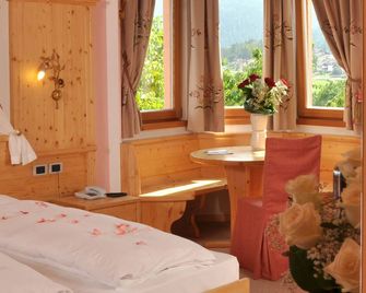 Hotel Rosa Resort - Cavareno - Schlafzimmer