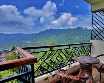 Homz In Valley - Kasauli - Balcony