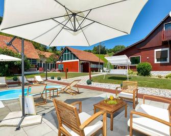 Awesome Home in Mrzlo Polje with Hot Tub, WiFi & Heated Swimming Pool - Veliko Trgovišće - Piscina