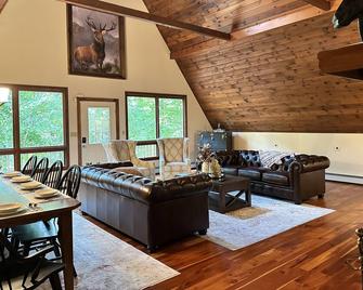 Star Gazer Luxury A-Frame Wood Cabin. Near York/Harrisburg/Hershey/Lancaster - Goldsboro - Living room