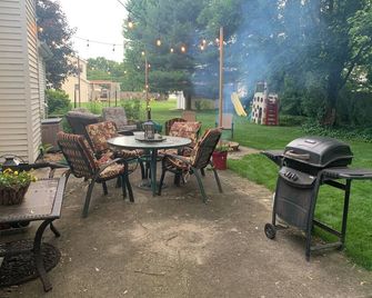 Comfy, Clean & Close to ND! Check Out My Reviews! - Mishawaka - Patio