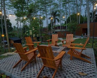 Bobocabin The Tavia, Puncak - Megamendung - Patio