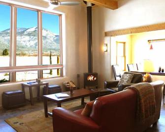 Alto Vallecito Fantastic Views of Sangre de Cristos Private Hot Tub - Arroyo Seco - Living room