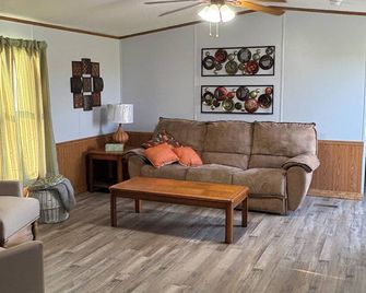 Country Comfort Vacation Rental, family friends and your boat we have the space. - Benton - Living room