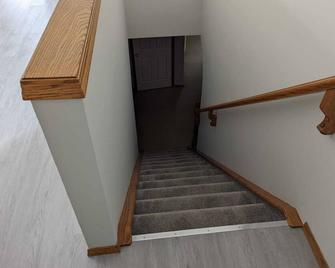 Your own private space (basement suite) in a bungalow comes with street parking - Calgary - Escaleras