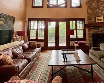 Camp Saranac: Gorgeous & grand lake home w mountain views, water sports, hiking - Tupper Lake - Sala de estar