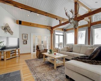 Quinn Peaks Entire 30 Acre Property with a hot tub - Bozeman - Sala de estar