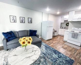 Shady Oaks Condo- King Bed, Walk to Main St. - London - Wohnzimmer