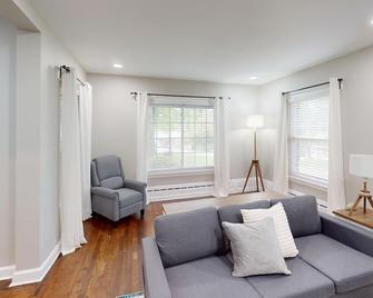Atlanta Cabin Getaway! 4br, 11 Minutes to Downtown - Atlanta - Living room