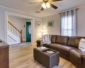 Charming Salisbury Getaway with Grill and Fire Pit! - Salisbury - Living room