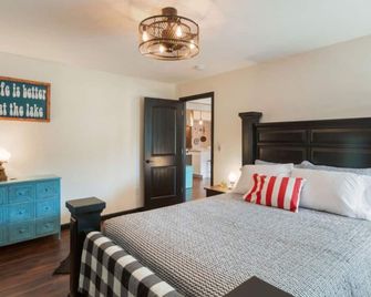 Lakefront duplex property, nicely finished. 2 bedroom and queen size hide-a-bed. - Divide - Habitación