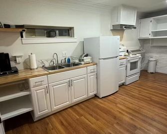 Frenchie’s Retreat - Baker - Cocina