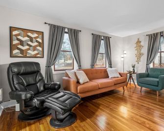 Spacious Cozy 3 Bed 2 Bath - Southington