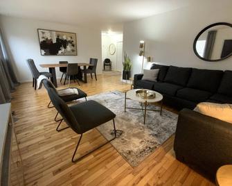 Beautiful Brighton/Charlottetown; 1300 sq ft. apartment with AC and large deck. - Charlottetown - Living room
