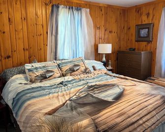 Charming 1-bedroom cabin in wonderful Park Rapids with AC & WIFI. includes Dock. - Park Rapids - Bedroom