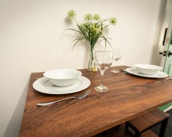 Private Ground Level Suite with Full Kitchen - Lethbridge - Dining room