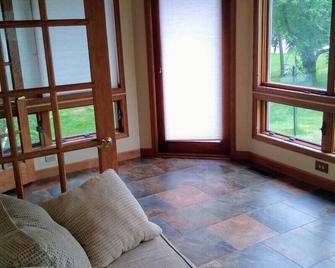 Lake Florida House in rural Spicer, MN - Spicer - Living room