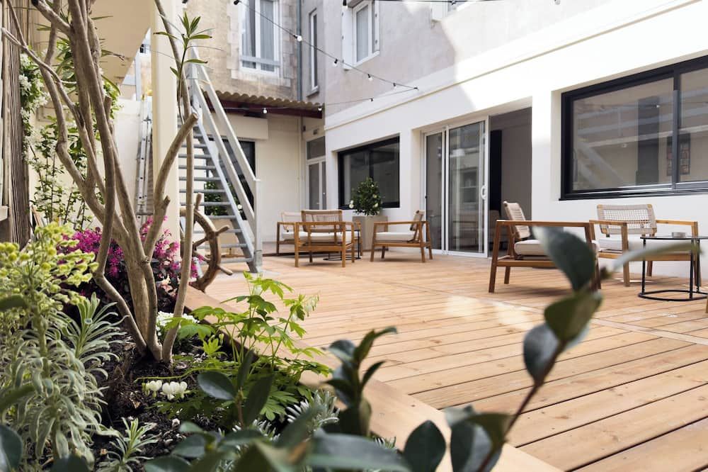 أوتل دو باري - لاروشيل - شرفة مرصوفة