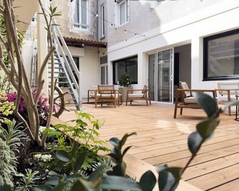 أوتل دو باري - لاروشيل - شرفة مرصوفة