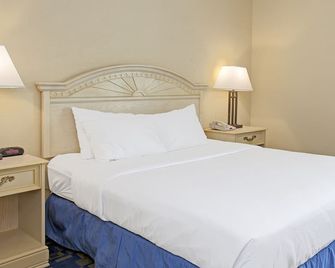 Windsor Hotel - Hightstown - Bedroom