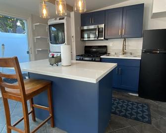 Cozy blue back house w/1 bed, couch bed, 20 mins away from Disneyland and Beach! - Lakewood - Kitchen