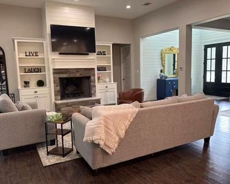 Luxury Farmhouse in Weatherford - Weatherford - Living room
