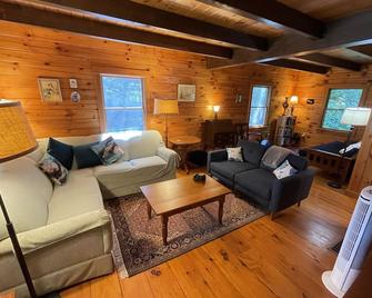 Lakeside log cabin absolute escape! Private & spacious w/hot tub, boats, firepit - Farmington - Sala de estar