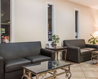 Baymont by Wyndham Lumberton NC - Lumberton - Sala de estar