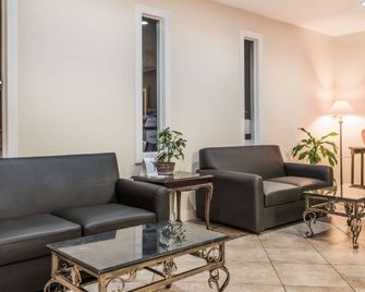 Baymont by Wyndham Lumberton NC - Lumberton - Stue