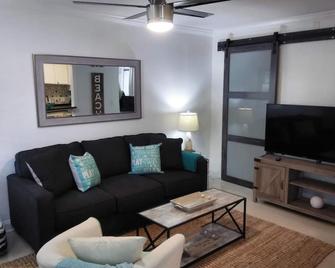 Seaview At Honeymoon Island, Water Views, On The Honeymoon Island Causeway - Dunedin - Living room