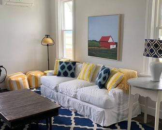 Remodeled farmhouse 3 miles from Culver Academies - Argos - Huiskamer