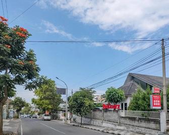 RedDoorz near Alun Alun Batu 2 - Batu - Vista externa