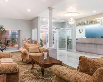 Days Inn by Wyndham Portland/Corpus Christi - Portland - Salónek