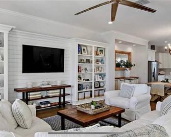 Luxurious Modern Townhouse right across beach!! Table Tennis - Redington Beach - Living room