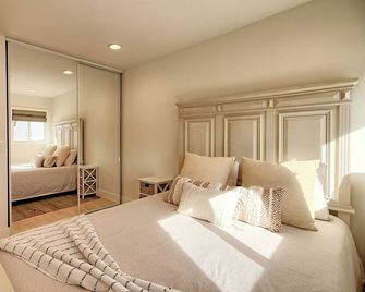 Walk to Beach - 2 bed/1 bath unit located in The Dunes - Oxnard - Bedroom