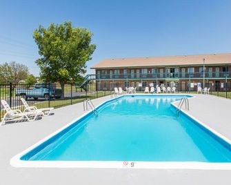 Days Inn by Wyndham Hays - Hays - Piscina