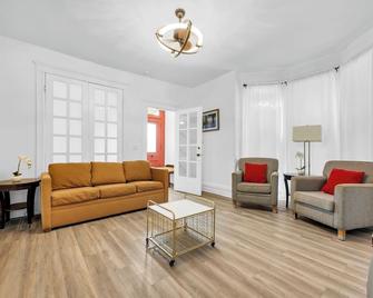 Spacious 3br Detroit Apt Sleeps 7 Wifi - Detroit - Living room