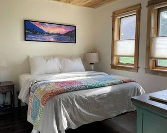 The Roost: Shady Custom Tiny Home - Cody - Habitación