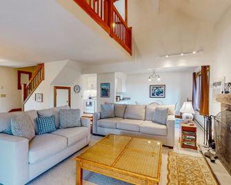 Saltbox townhome with AC, fireplace & deck - near Quechee Club, golf & ski - White River Junction - Living room