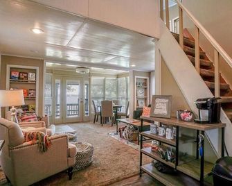 Relax & Enjoy The Beauty Of Lake Palestine Spectacular Views!!! - Chandler - Living room