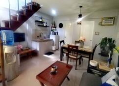 Cheerfull two bedroom with mini pool - General Santos - Living room