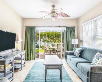 Immaculate oceanfront townhouse with ocean view & private beach access - Marathon - Wohnzimmer