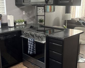 Yuma Townhouse - Centrally Located! - Yuma - Kitchen